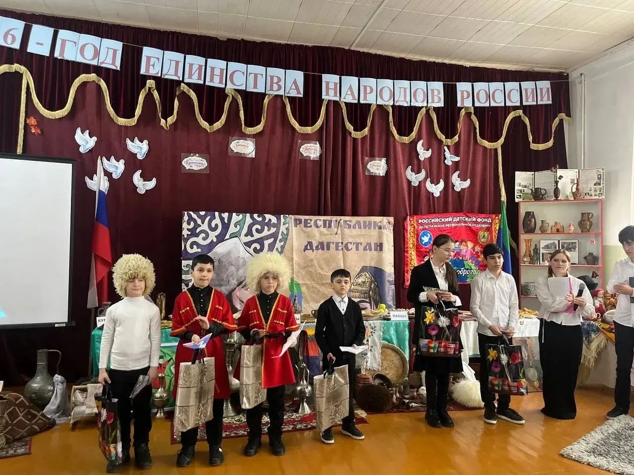 Благотворительную акцию для детей участников СВО провели в махачкалинской школе №15